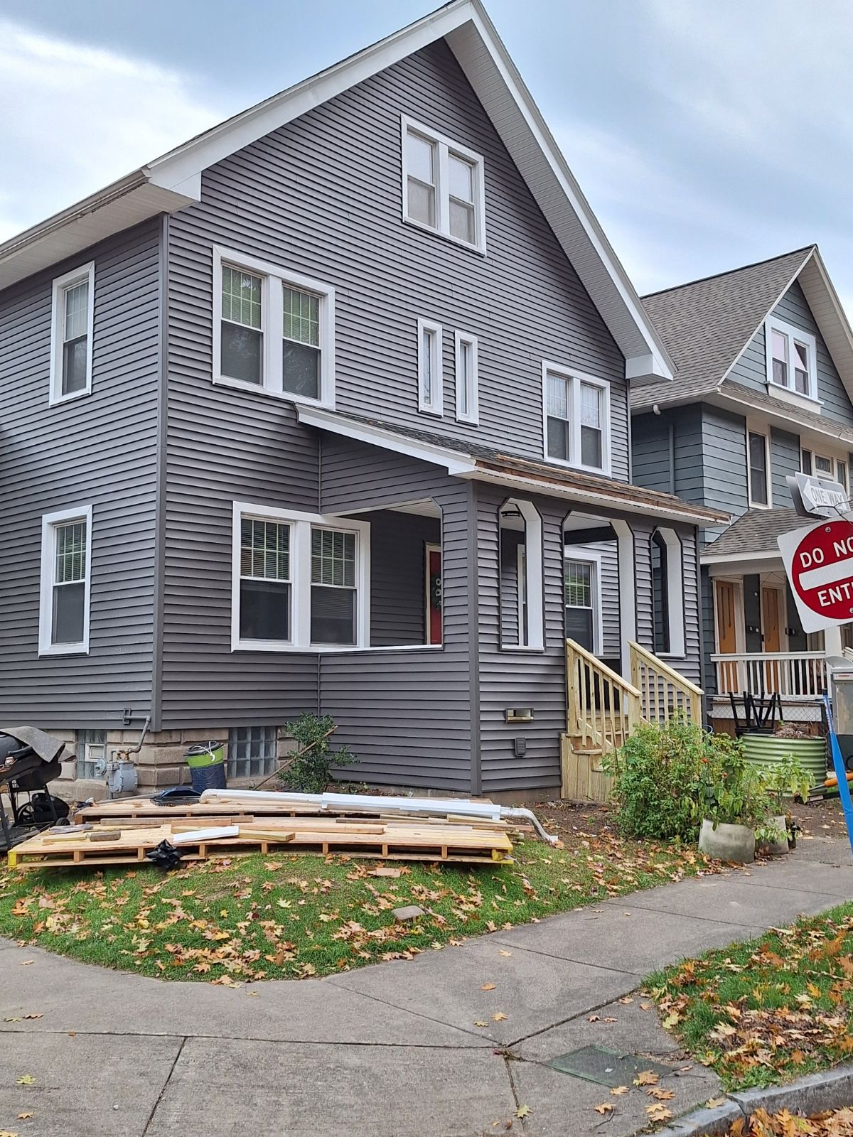Ricardo's Home Repair - Completed siding project in Rochester NY